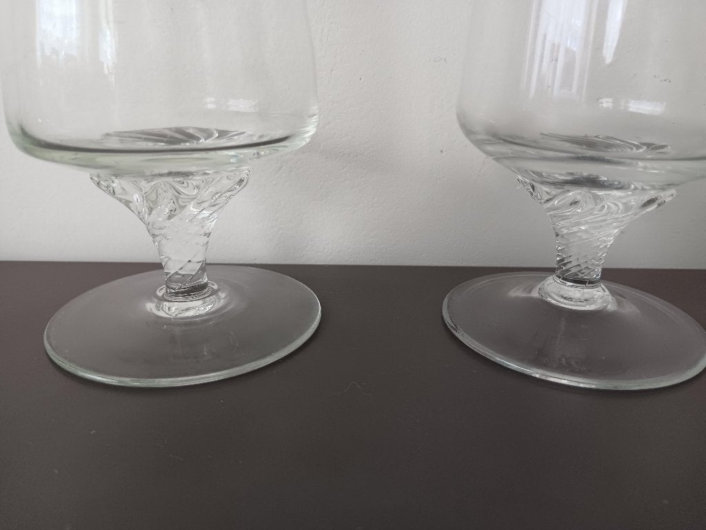 Set van 4 glazen op voet met decoratieve steel, Huis en Inrichting, Glas of Glazen, Gebruikt, Ophalen of Verzenden, Glas