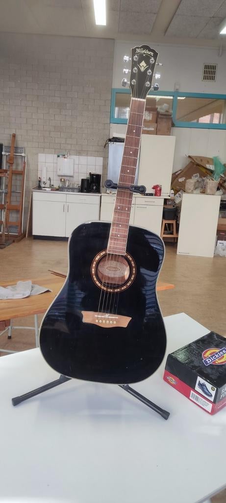 Washburn akoestische gitaar met standaard, Muziek en Instrumenten, Snaarinstrumenten | Gitaren | Akoestisch, Ophalen, Zo goed als nieuw