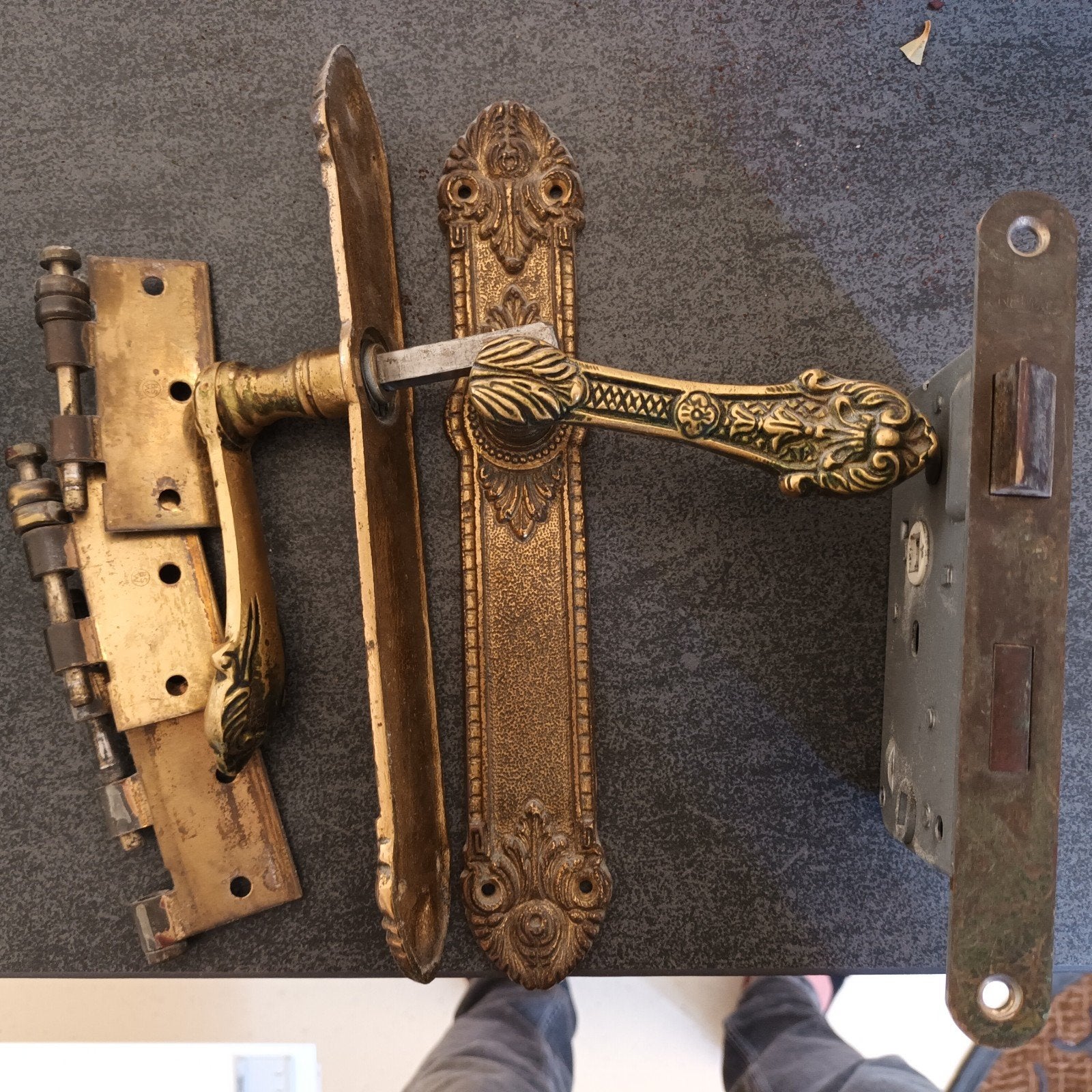 Antieke design deurklink met scharnieren en slot, Ophalen, Gebruikt, Koper of Messing, Klink of Kruk