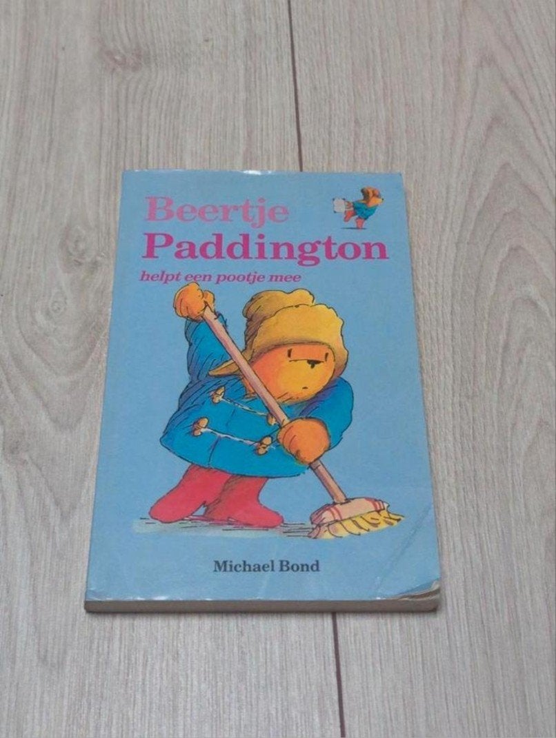 Beertje Paddington helpt een pootje mee, Ophalen of Verzenden, Gelezen