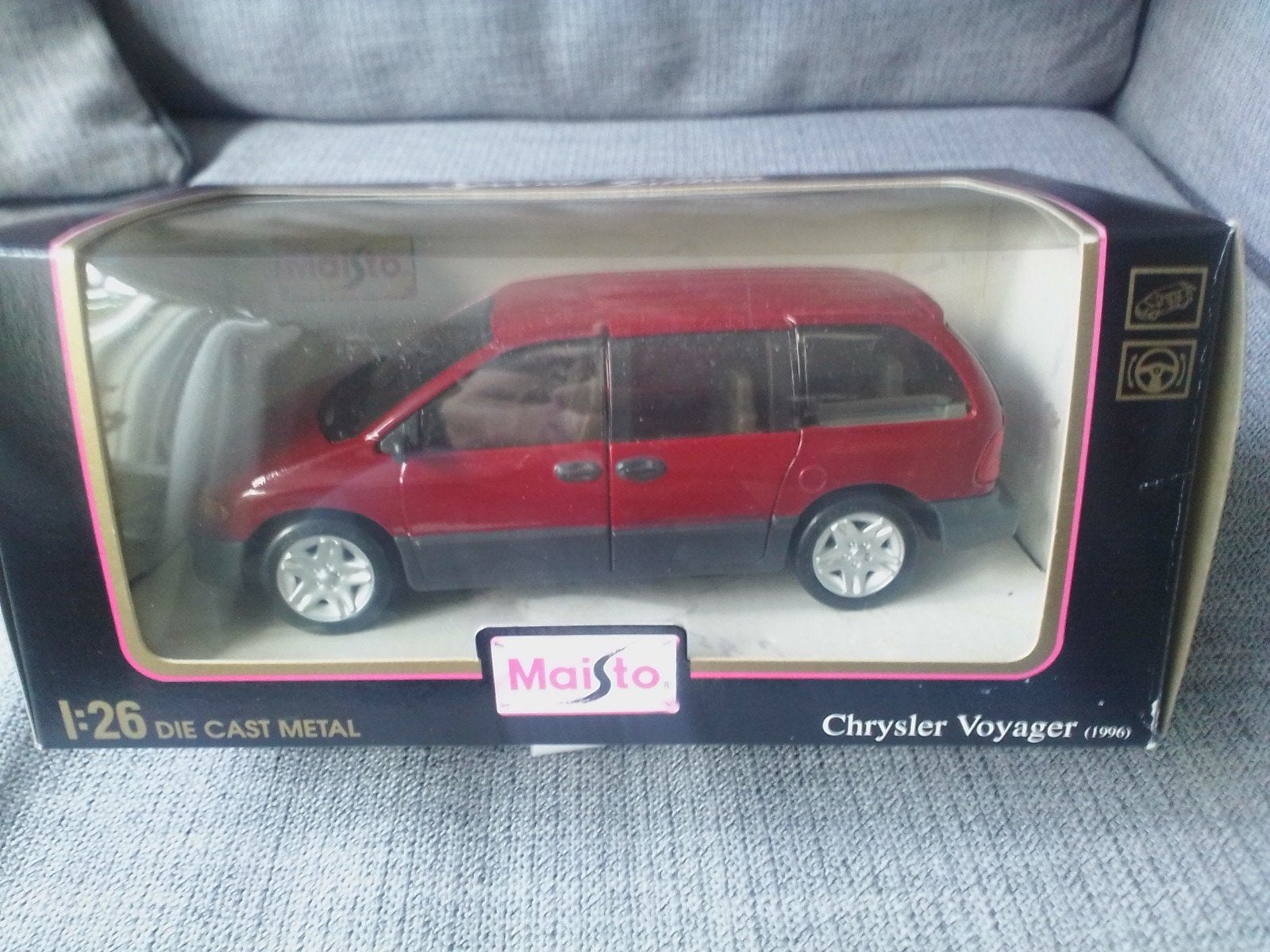 Chrysler Voyager 1996 rood 1/25 maisto, Ophalen, Nieuw, Auto, Maisto