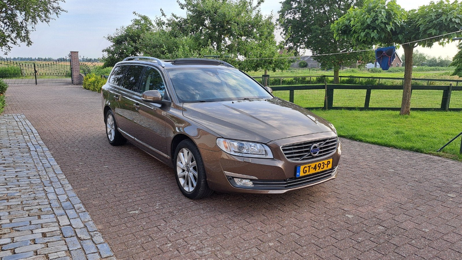 Volvo V70 2.0 T4 Inscription Aut - Model 2016 - Bronze, Stationwagon, Particulier, 1600 kg, 93 €/maand