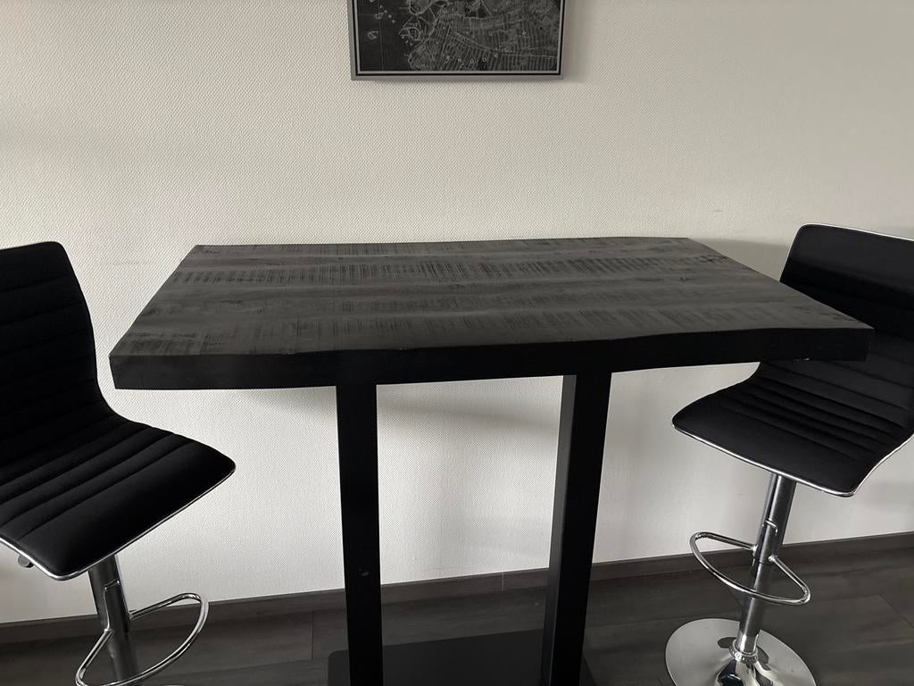 Zwarte bartafel met mango houten blad en 2 barkrukken, Huis en Inrichting, Tafels | Statafels, Ophalen, Zo goed als nieuw