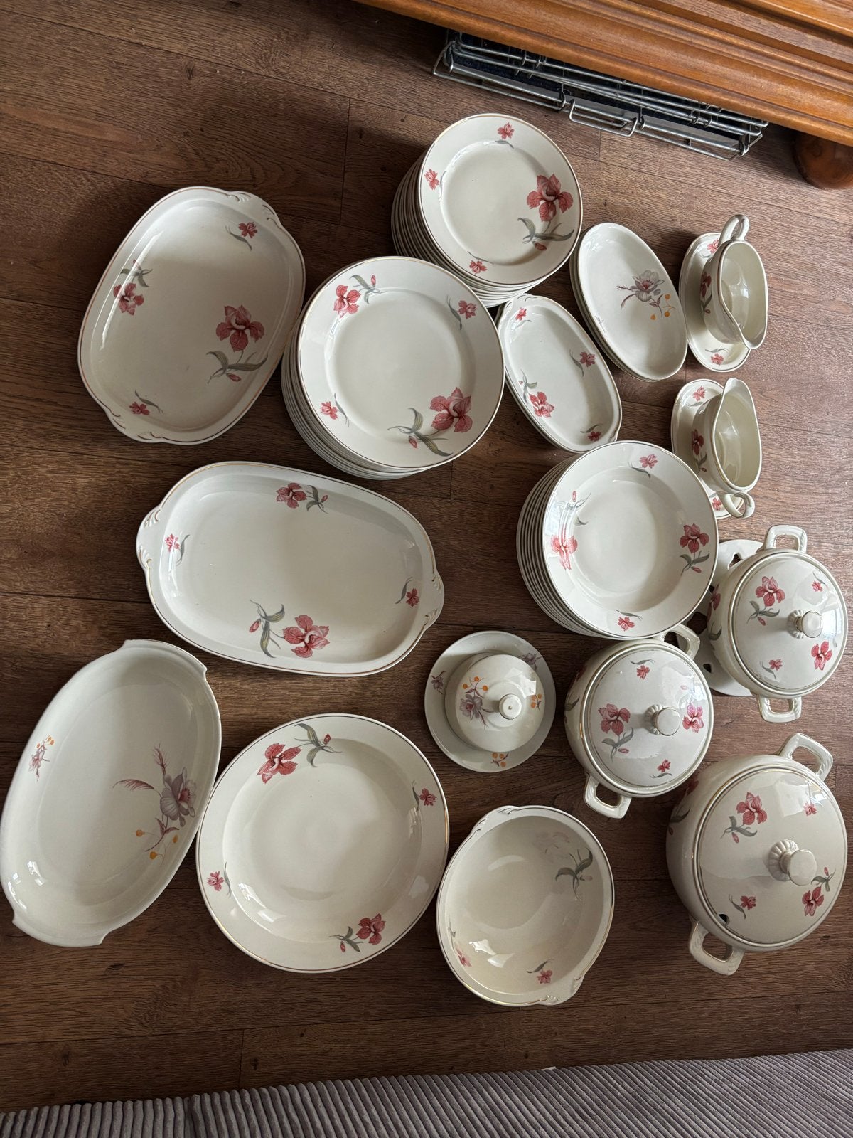 Groot servies met bloemmotief - 50 Jahre Scherzer Bavaria DE, Huis en Inrichting, Keuken | Servies, Gebruikt, Compleet servies