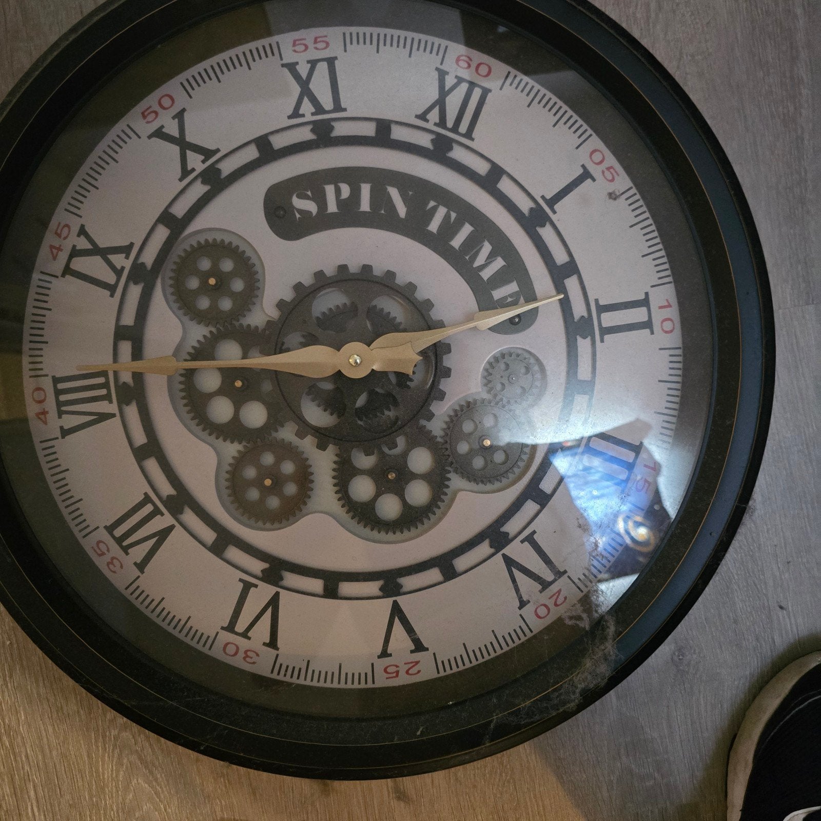 Grote wandklok met zichtbaar uurwerk - "Spin Time", Ophalen
