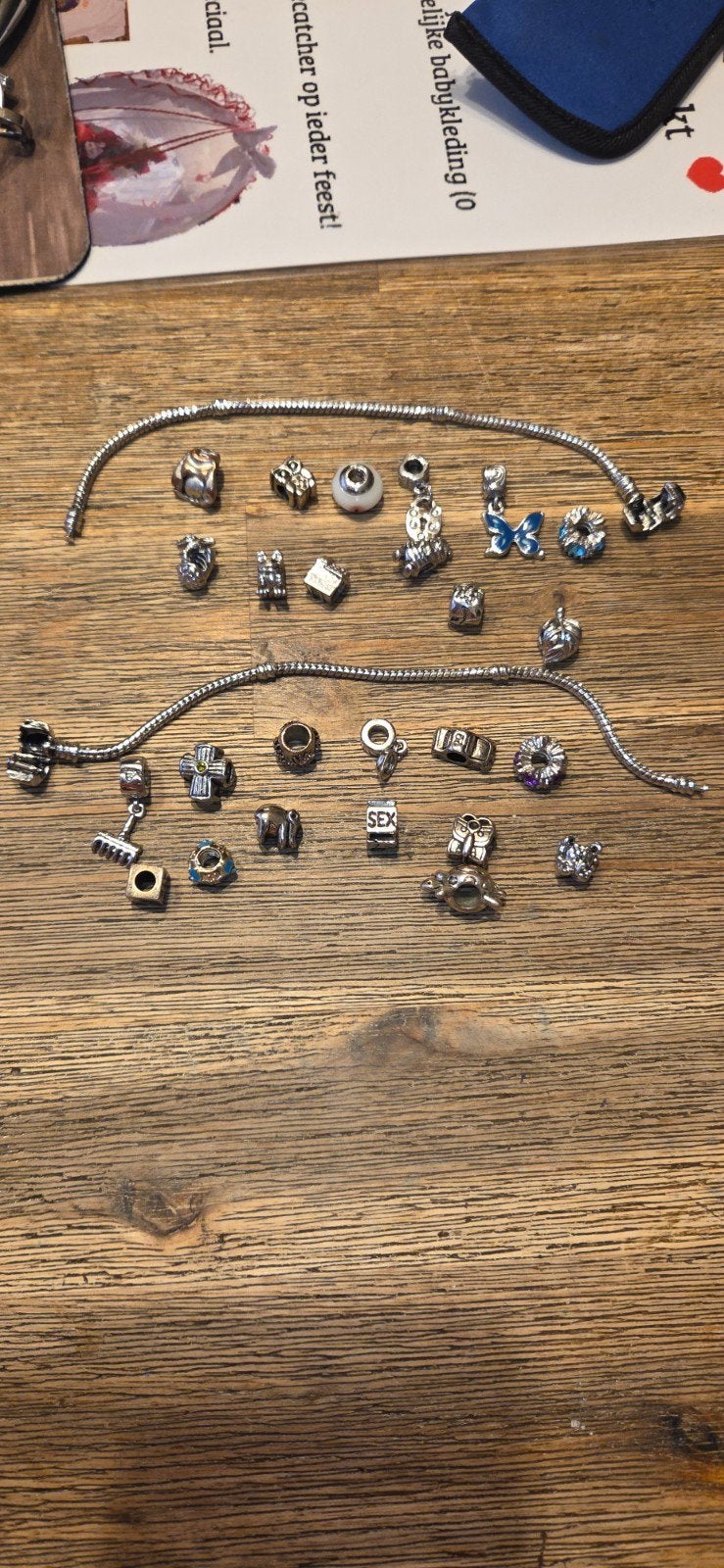 2 Pandora-stijl armbanden met 25 bedels, Overige merken, Gebruikt, Ophalen of Verzenden, 4 bedels of meer