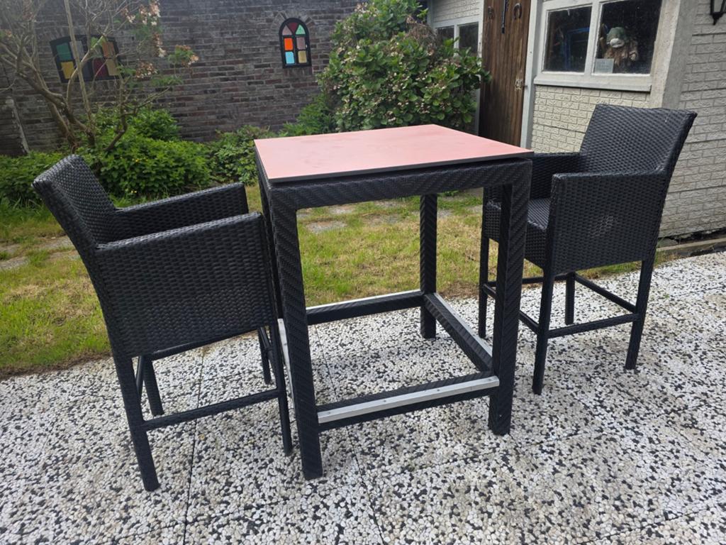 Stevige buiten bartafel met 2 barkrukken, Tuin en Terras, Tuintafels, Ophalen of Verzenden, Gebruikt, Vierkant, Wicker