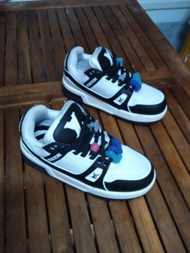 louis Vuitton, Overige kleuren, Ophalen of Verzenden, Sneakers of Gympen, Zo goed als nieuw