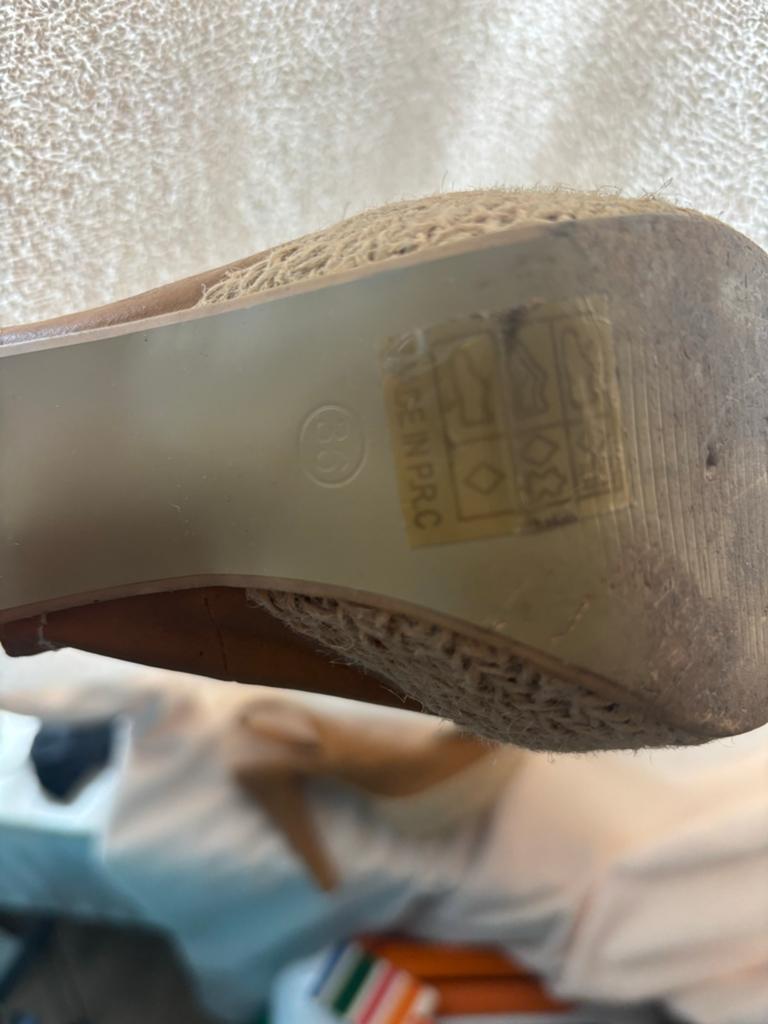 Bruine slingback hakken met bloemdetails, maat 38, Ophalen of Verzenden, Gedragen, Bruin, Pumps