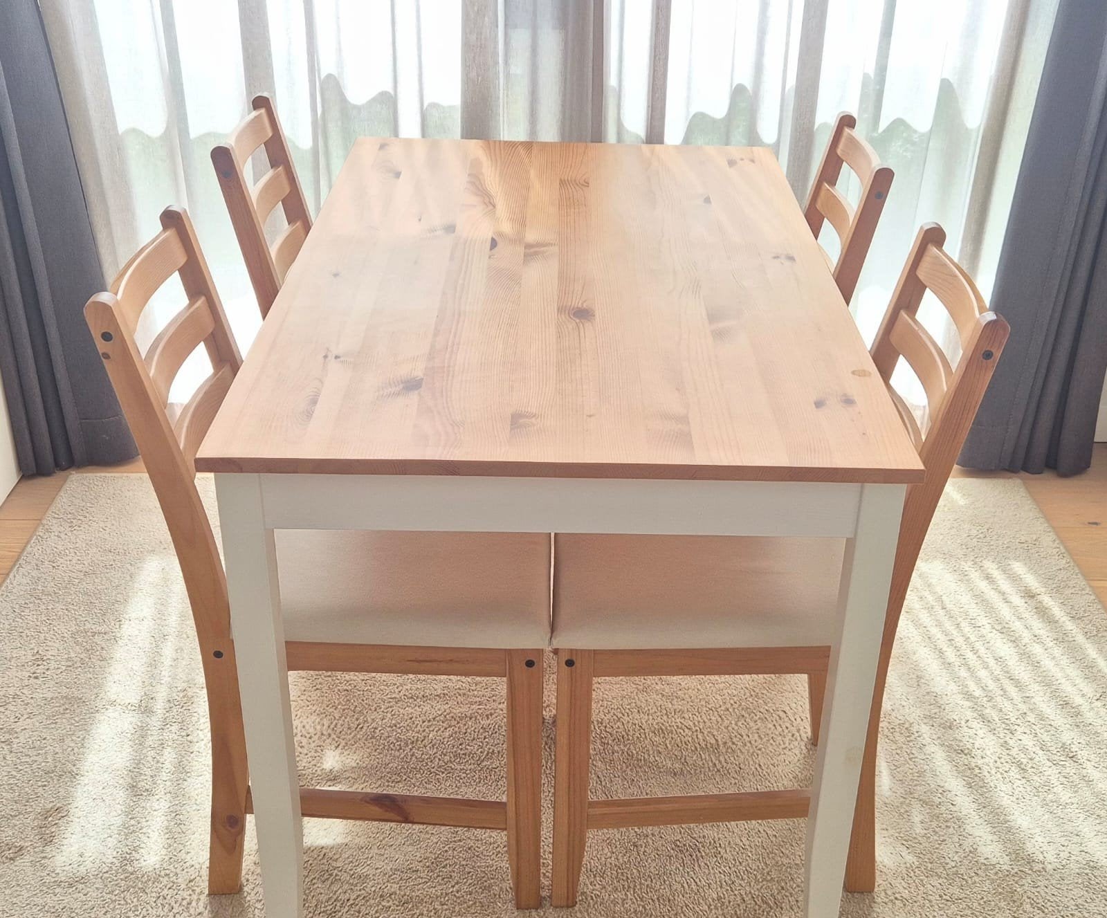 LERHAMN eettafel met 4 stoelen, licht antiek/wit, 100 tot 150 cm, Grenenhout, Zo goed als nieuw, Vier personen
