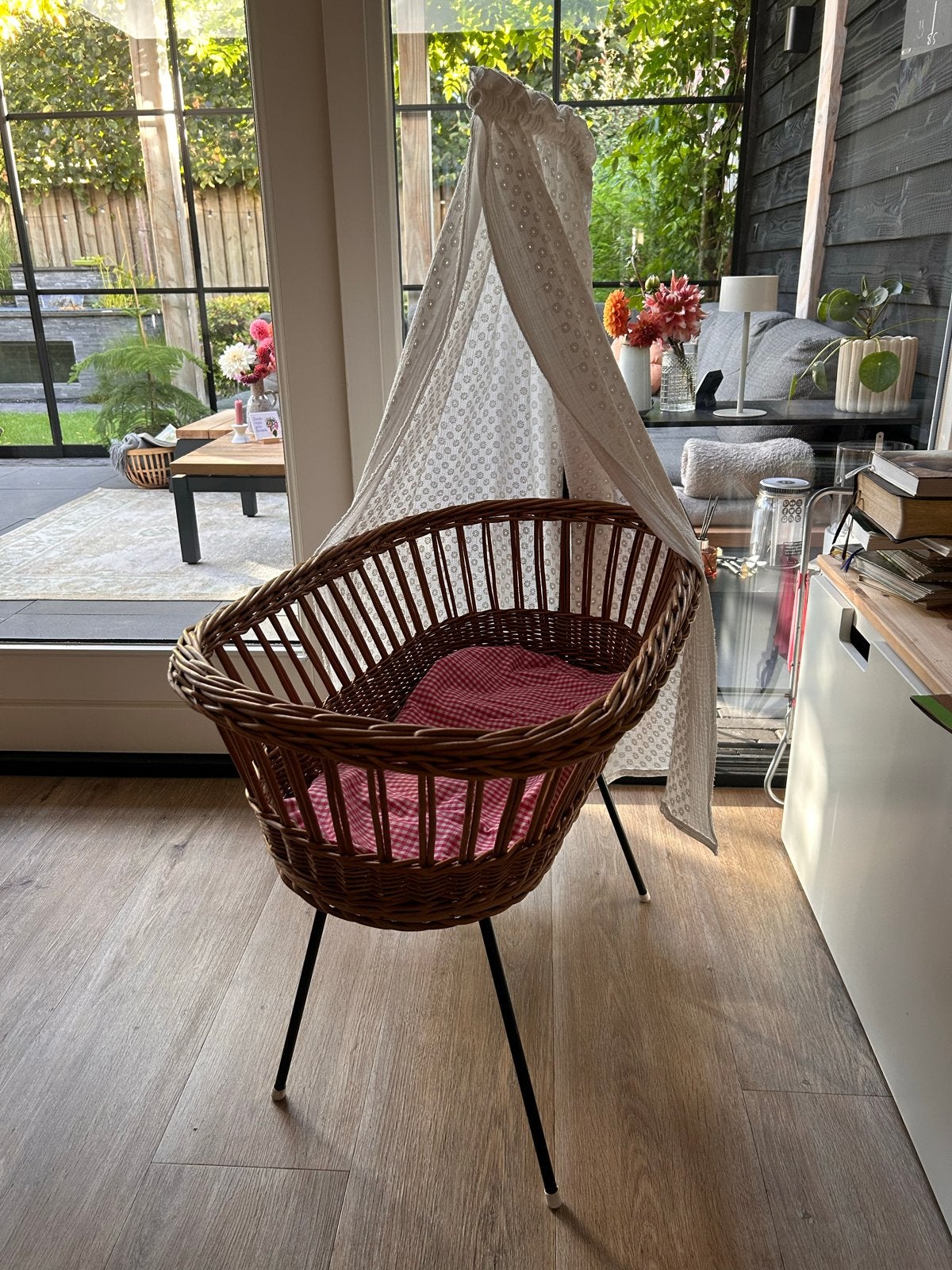Rieten poppenwieg met wit hemeltje - Vintage Stijl, Ophalen, Gebruikt, Babypop