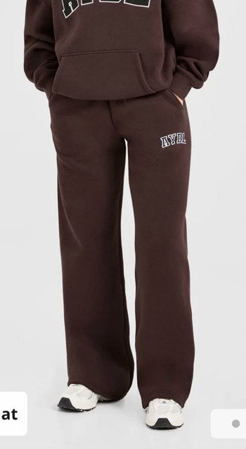 AYBL Varsity Joggingbroek - Bruin - Maat M, Kleding | Dames, Broeken en Pantalons, Maat 38/40 (M), Bruin, Nieuw, Ophalen of Verzenden