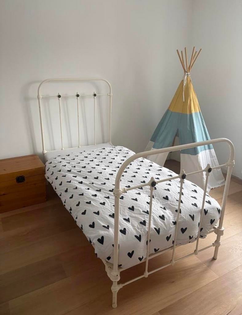 Oud (meisjes) bed, Huis en Inrichting, Slaapkamer | Bedden, Ophalen, Overige materialen, Gebruikt, 90 cm