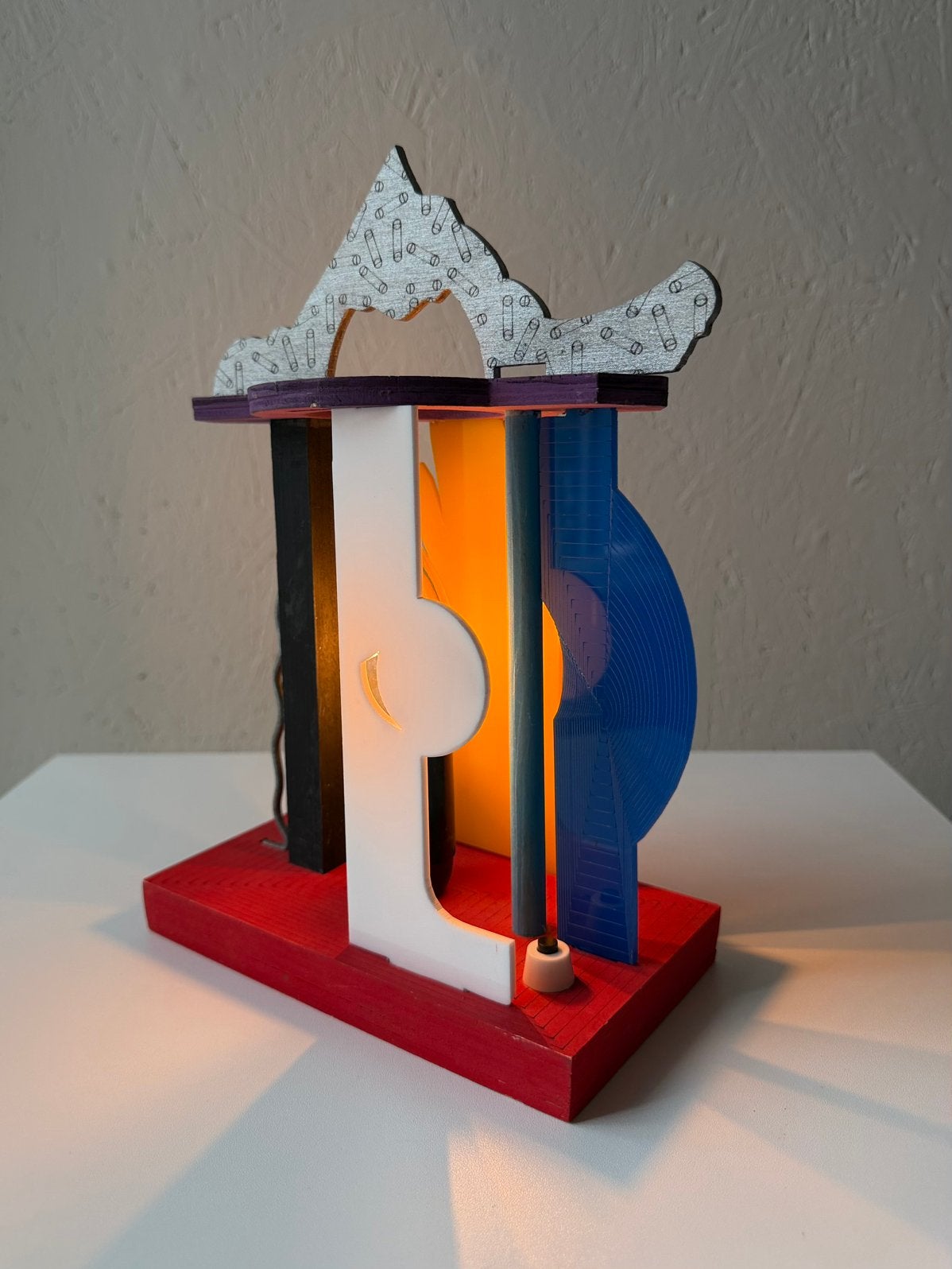 Ateliergemaakte Memphis stijl tafellamp rood, blauw en paars, Meerkleurig, Handgemaakt, Ophalen of Verzenden, Overige materialen