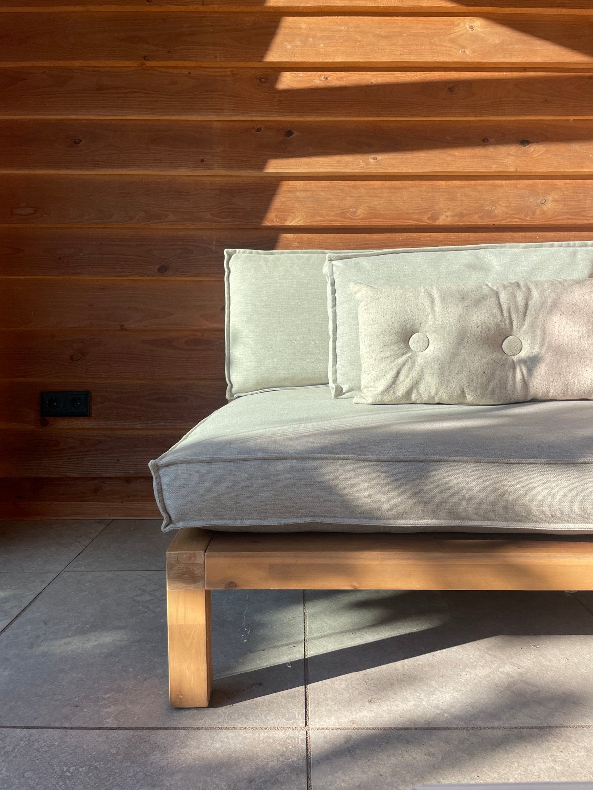 Comfortabele Loungebank met Houten Frame en Kussens, Tuin en Terras, Ophalen, Zo goed als nieuw, Hout, Bank