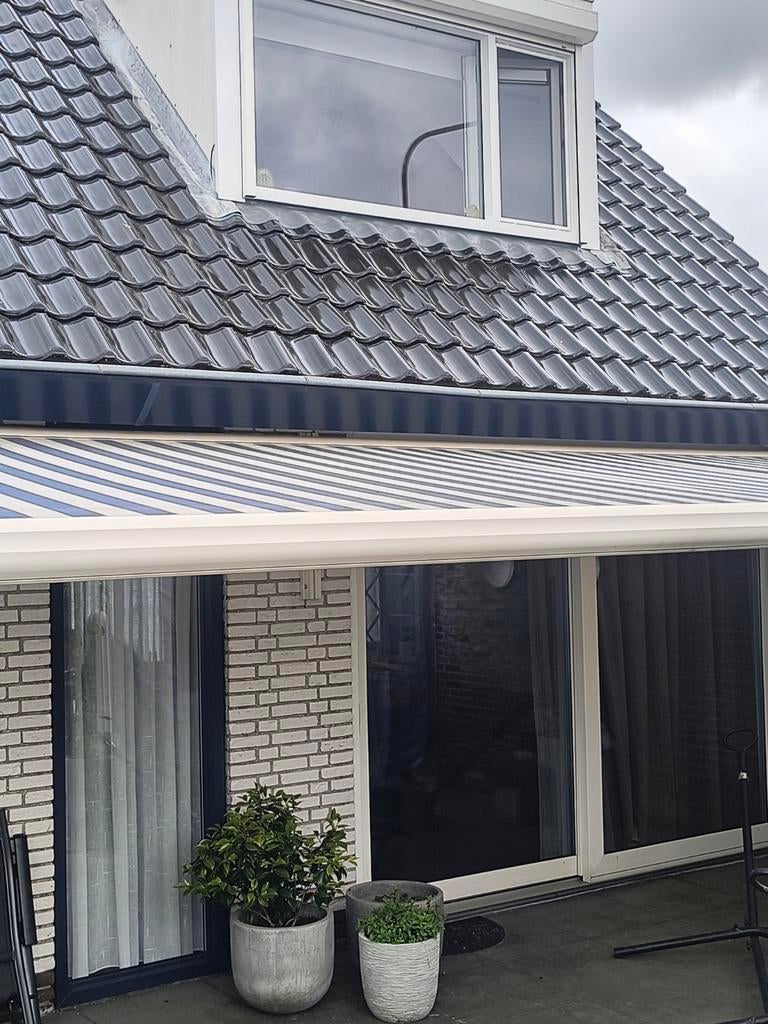 Zonnescherm in goede staat elektrische, Tuin en Terras, Zonneschermen, 150 tot 300 cm, Ophalen, Zo goed als nieuw, Knikarmscherm