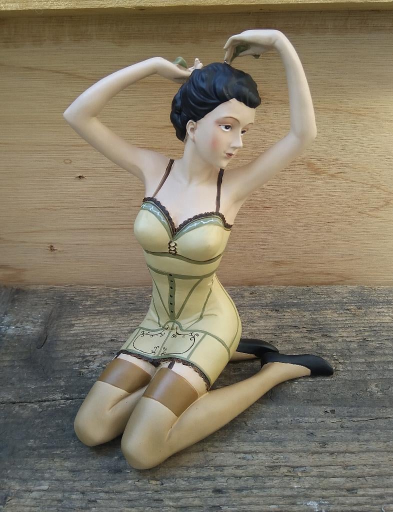 Beeld pin-up model zittend - retro, Verzamelen, Beelden en Beeldjes, Ophalen of Verzenden, Nieuw, Mens
