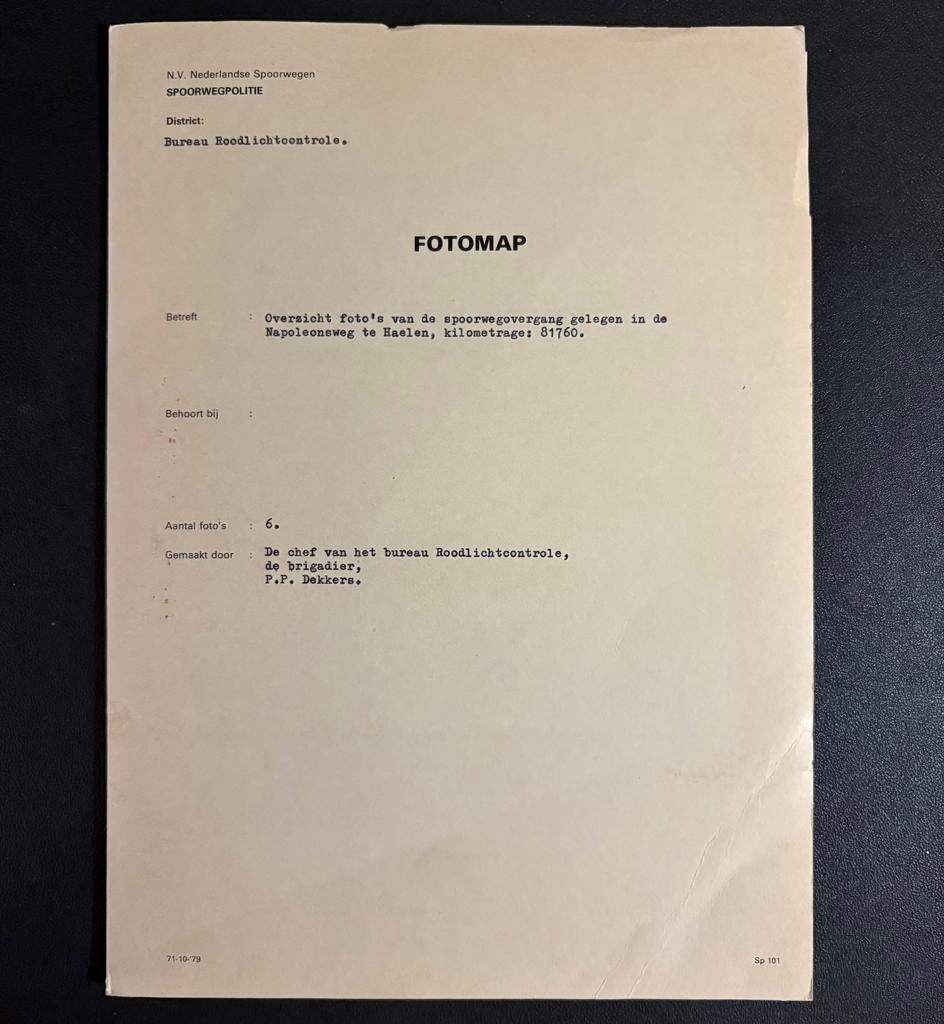 Fotomap spoorwegpolitie spoorwegovergang te Haelen (1984), Verzamelen, Spoorwegen en Tramwegen, Ophalen of Verzenden, Gebruikt