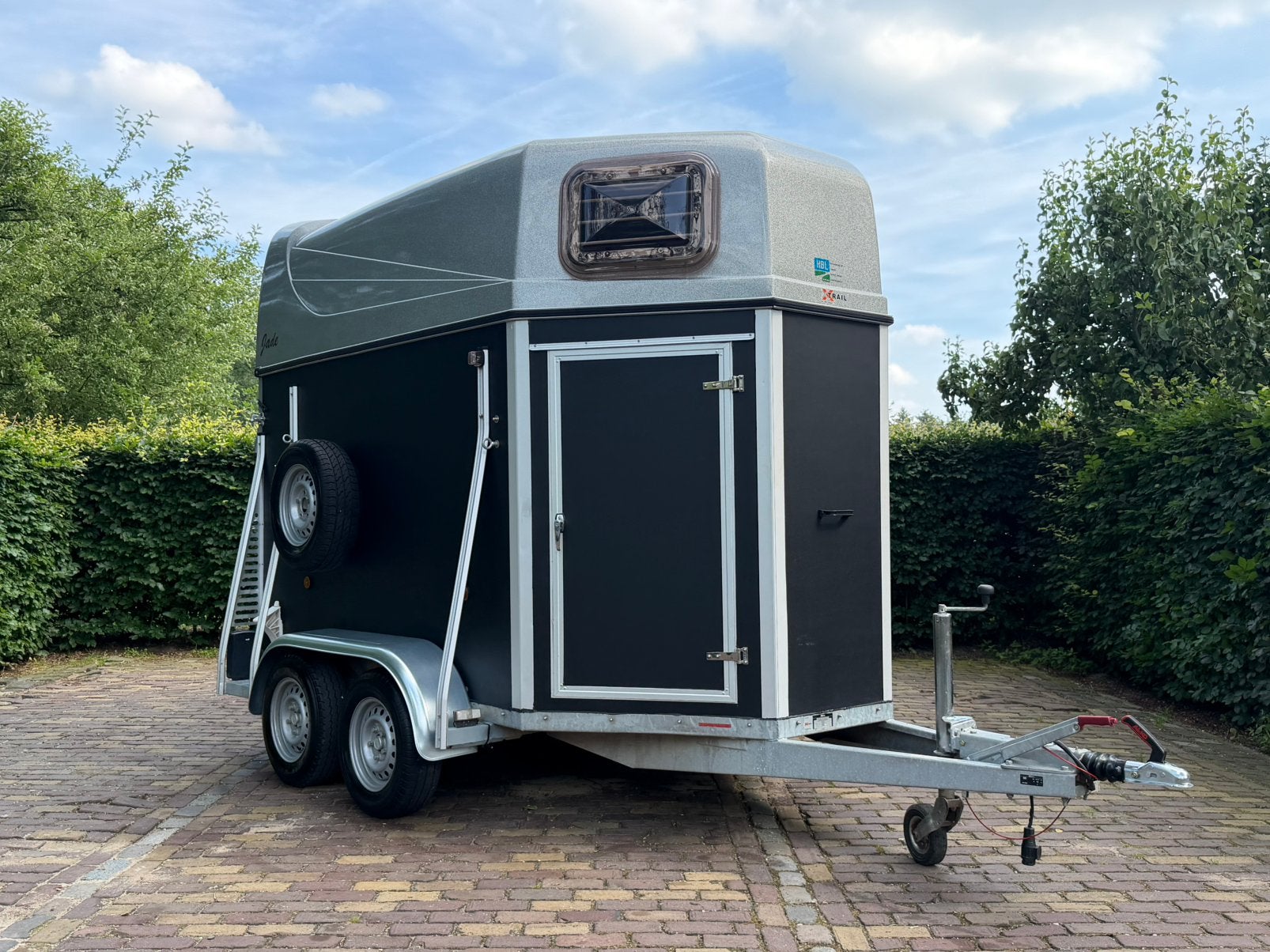 Nieuwstaat verkerende 2 paards xxtrail