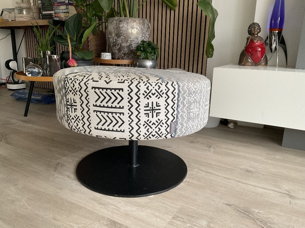 Poef op poot, Ophalen, Gebruikt, 50 tot 75 cm, 50 tot 75 cm