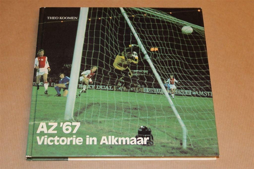 De Historie van AZ\'67 — Het Beroemde Boek van Theo Koomen, Ophalen of Verzenden, Gelezen, Watersport en Hengelsport