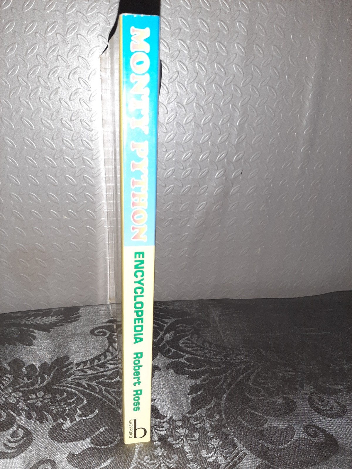 Monty Python Encyclopedia - Robert Ross, Ophalen of Verzenden, Zo goed als nieuw, Robert Ross