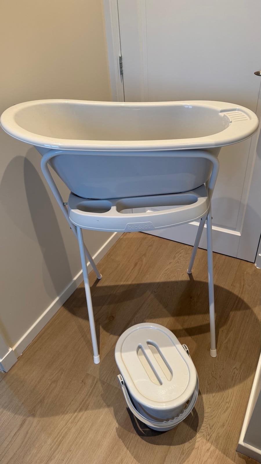 Bébé-jou babybadje met standaard en luieremmer, Ophalen, Zo goed als nieuw, Badje, Bébé-jou