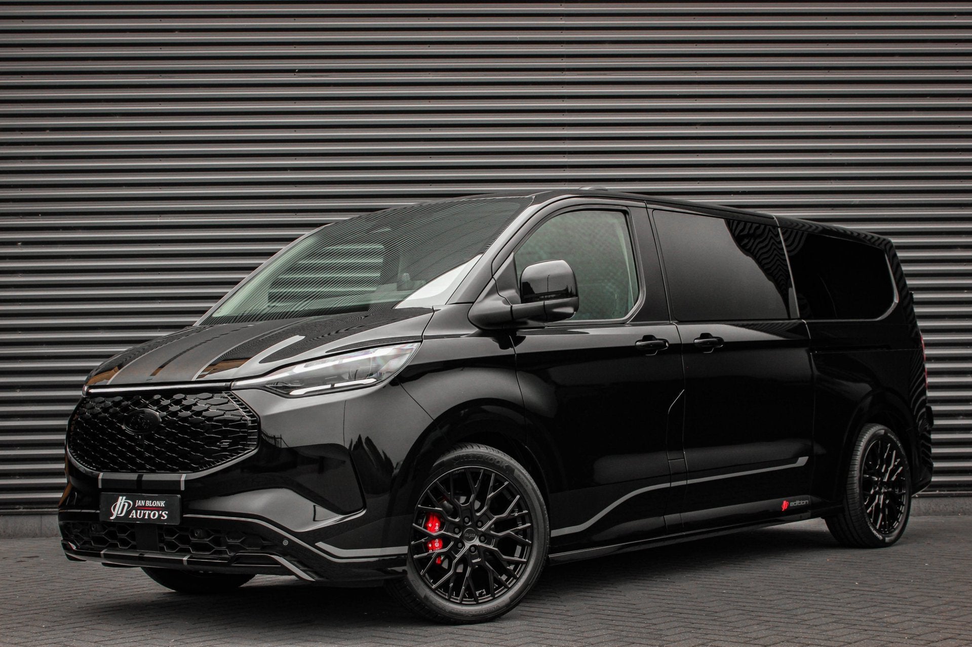 Ford E-Transit Cust. 320 L2H1 Sport 71 kWh DC DUBBEL CABINE, Auto's, Automaat, Dealer onderhouden, Achterwielaandrijving, Zwart