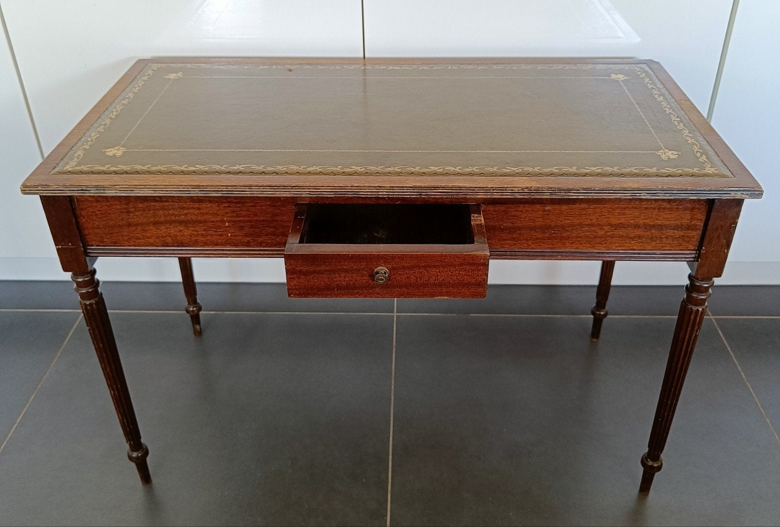 Antieke bijzettafel met leren blad en lade., Antiek en Kunst, Antiek | Meubels | Tafels, Ophalen