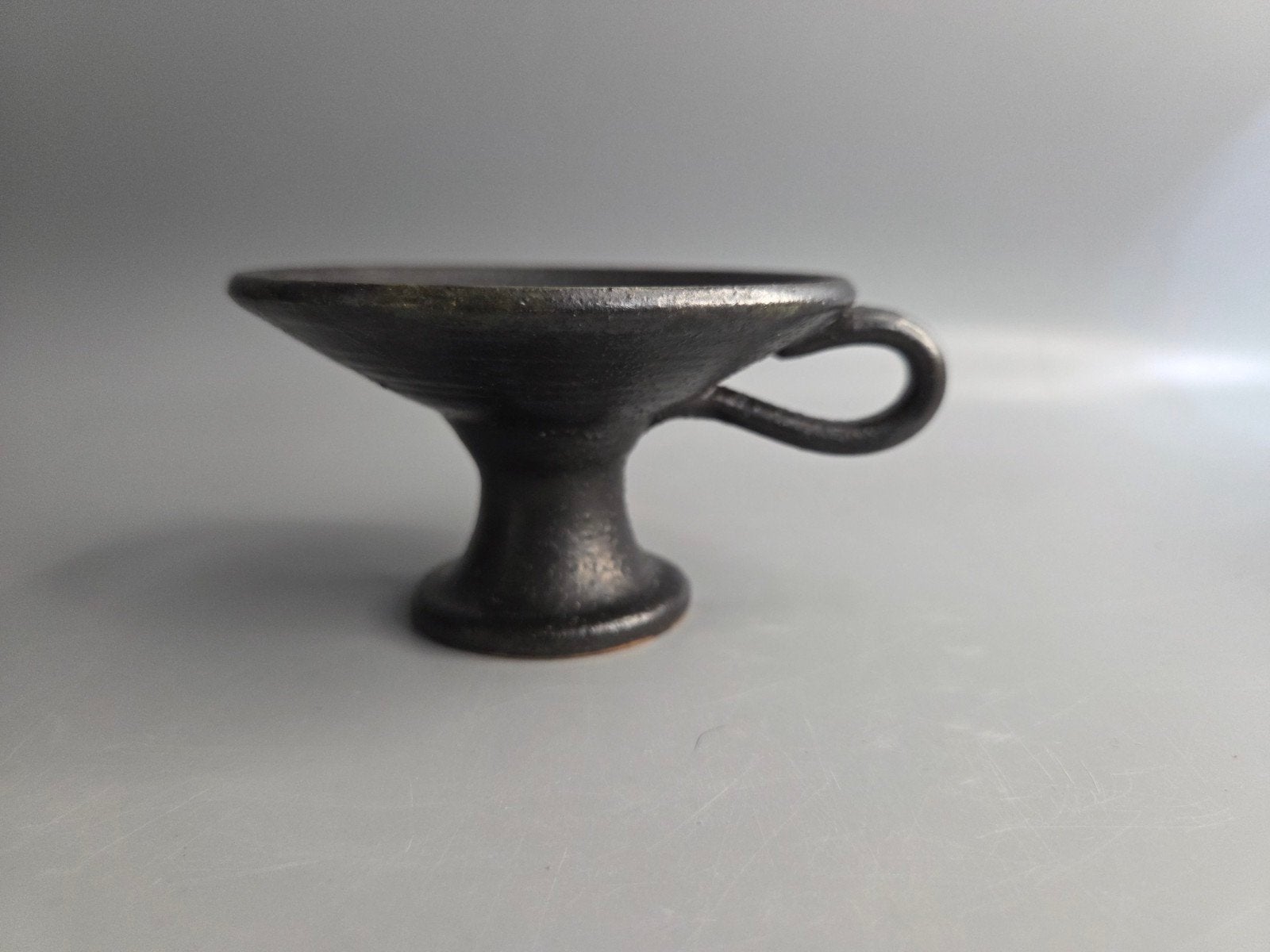 Vintage zwarte keramische blaker / schotelkandelaar, Antiek en Kunst, Ophalen of Verzenden, Keramiek of Aardewerk