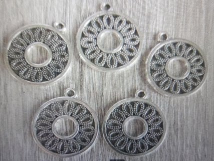 5 stuks zilverkleur bedel bewerkte cirkel. 20,8x23,9 mm-, Ophalen of Verzenden, Nieuw, Bedel