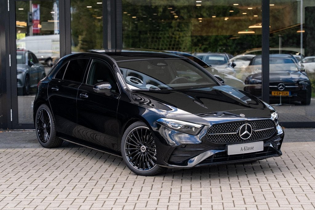 Mercedes-Benz A-klasse 180 Business Solution AMG | Panoramas, Auto's, Mercedes-Benz, 136 pk, 4 cilinders, Zwart, Origineel Nederlands