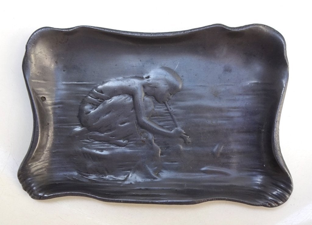 Art Nouveau tinnen schaaltje: kindje met fluit bij vijver, Antiek en Kunst, Ophalen of Verzenden