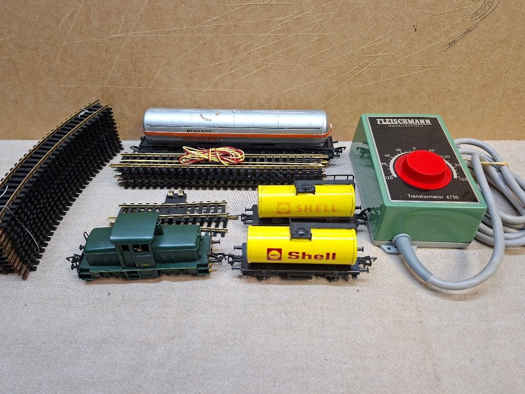 FLEISCHMANN  H.O  TREIN MET TANKWAGONS, Hobby en Vrije tijd, Gelijkstroom, Fleischmann, Ophalen of Verzenden, Gebruikt