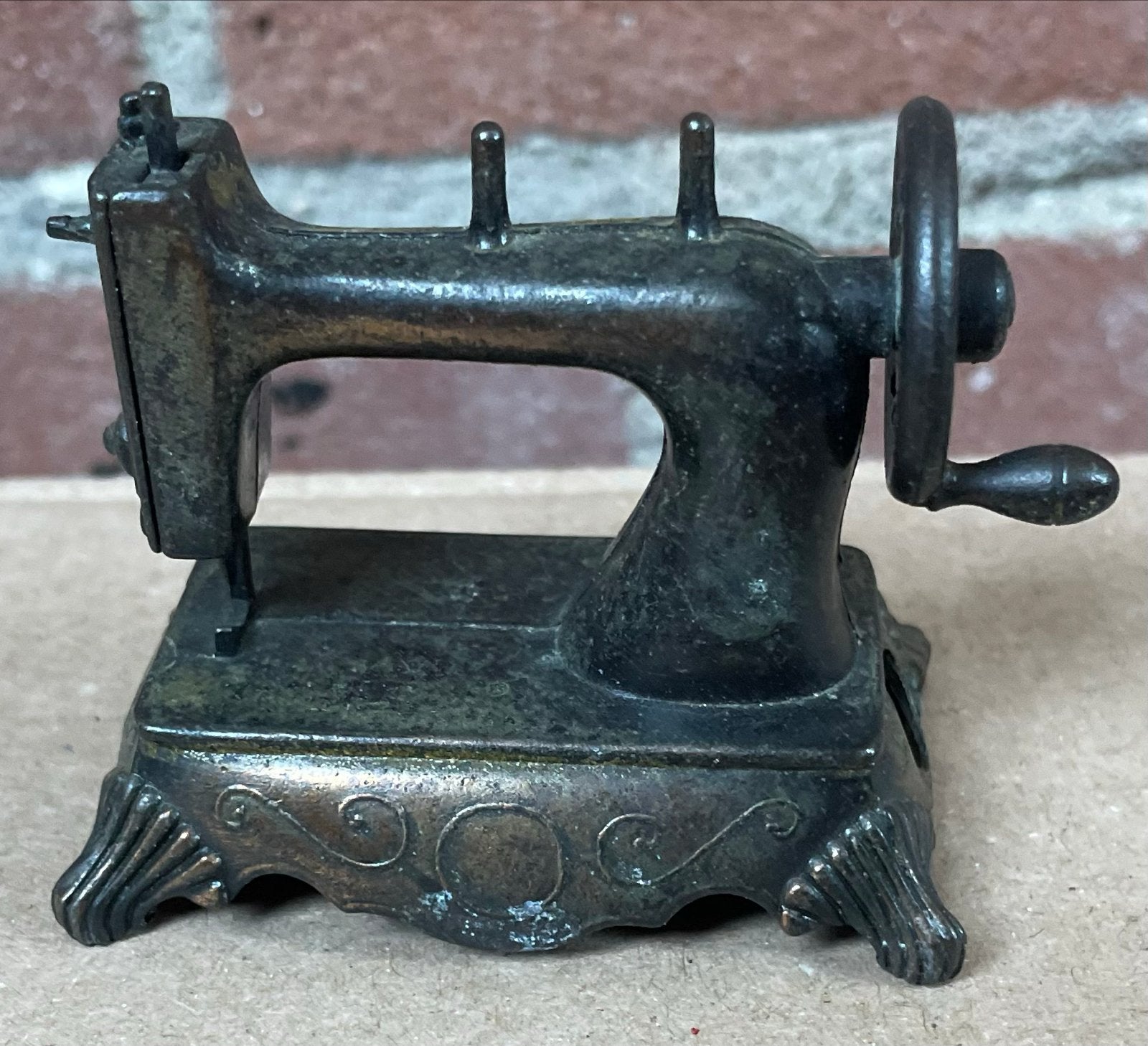 Vintage Metalen Miniatuur Naaimachine Puntenslijper, Antiek en Kunst, Ophalen of Verzenden