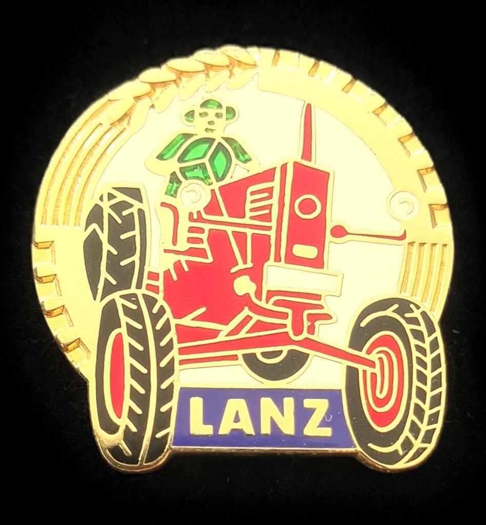 Lanz tractor speld rood met krans, Verzenden, Nieuw, Transport, Speldje of Pin
