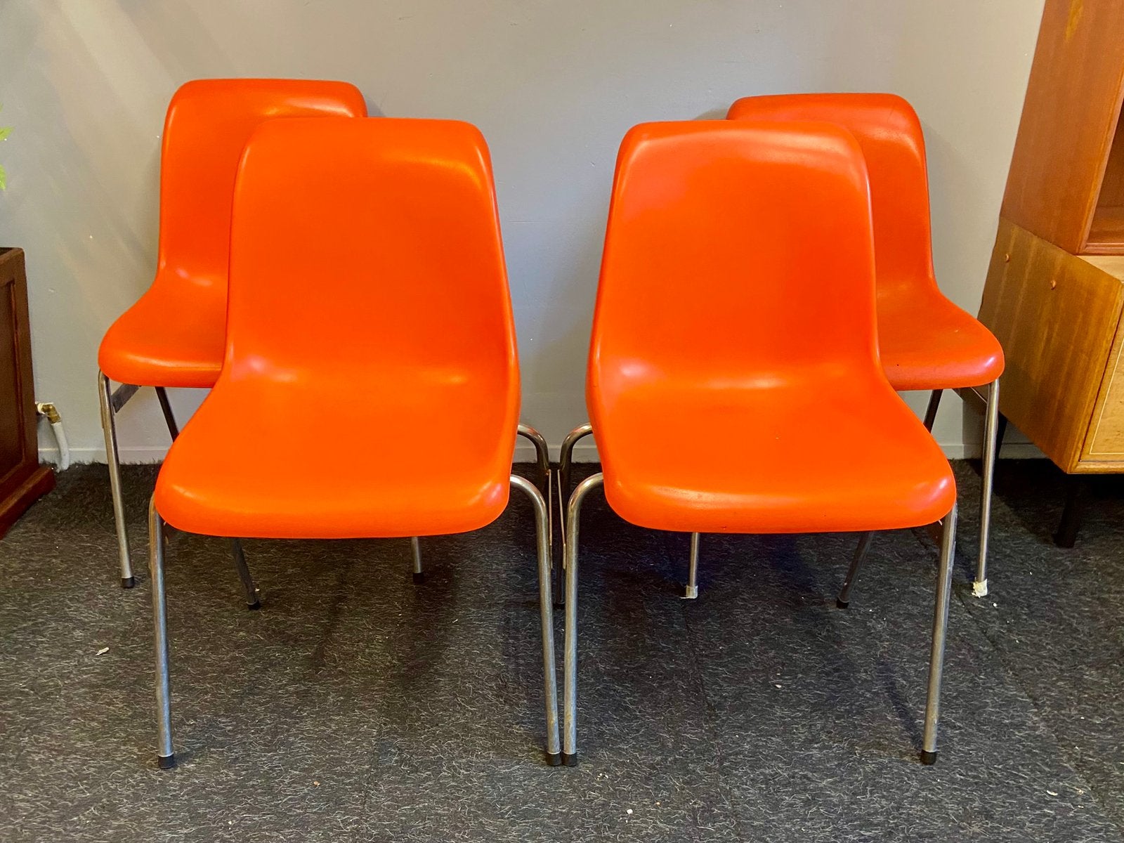 4 vintage jaren 70 oranje stapelstoelen kunststof retro kuip, Huis en Inrichting, Gebruikt, Overige kleuren, Vier, Nvt