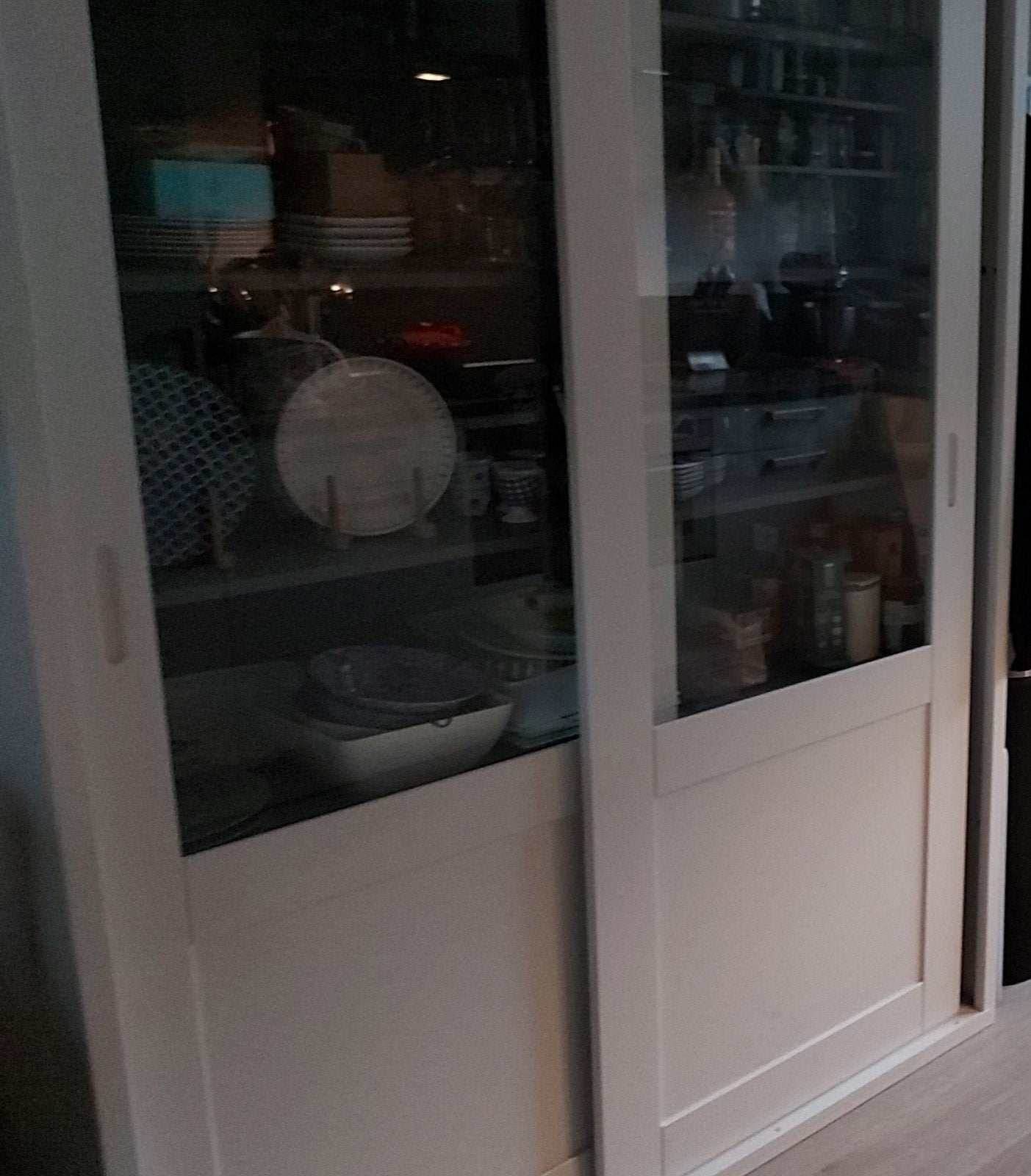 Witte vitrinekast met glazen schuifdeuren, Ophalen of Verzenden, Gebruikt