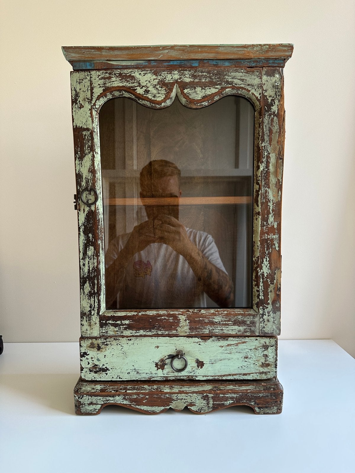 Vintage houten wandkastje met lade en glazen deur, Ophalen
