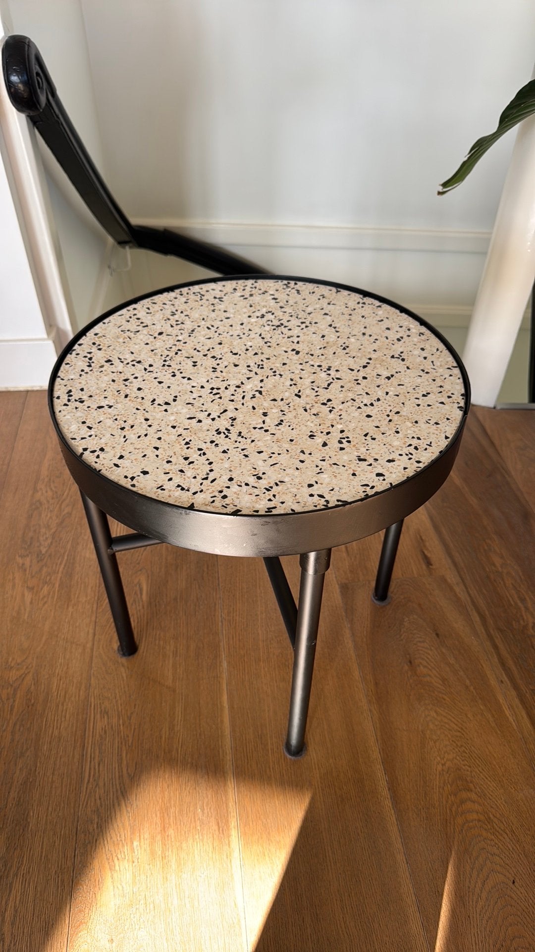 Terrazzo bijzettafel rond, zwart metalen frame, Ophalen, Minder dan 45 cm, Minder dan 55 cm, Gebruikt
