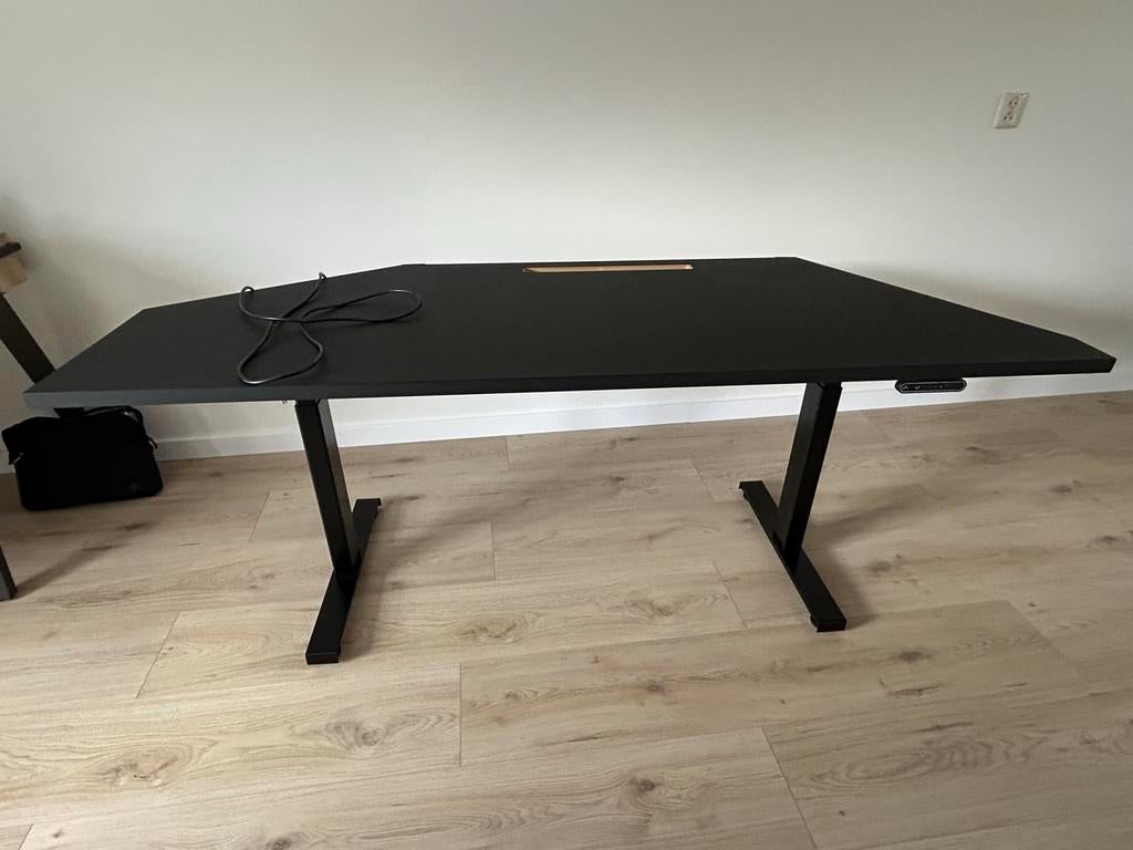 Zeshoekig elektrisch zit-sta bureau - 194x70 cm, Ophalen, Elektrisch, Zo goed als nieuw, Zit-sta bureau