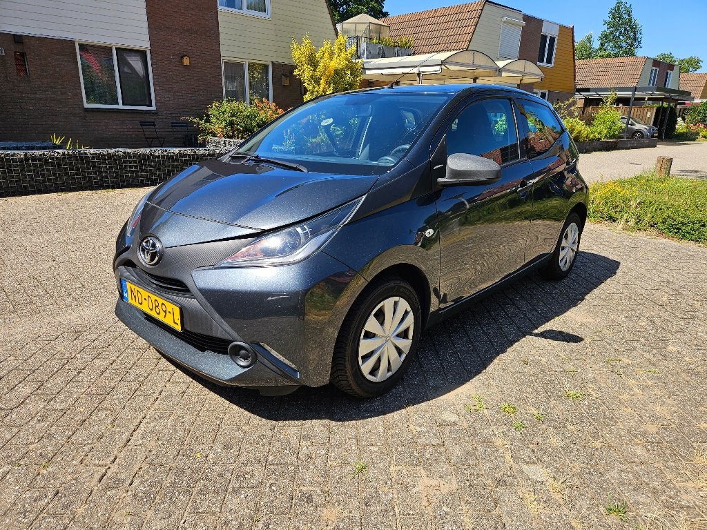 Toyota Aygo 1.0 Vvt-i 69pk 5D 2017 Grijs, Auto's, Voorwielaandrijving, Stof, 4 stoelen, Origineel Nederlands