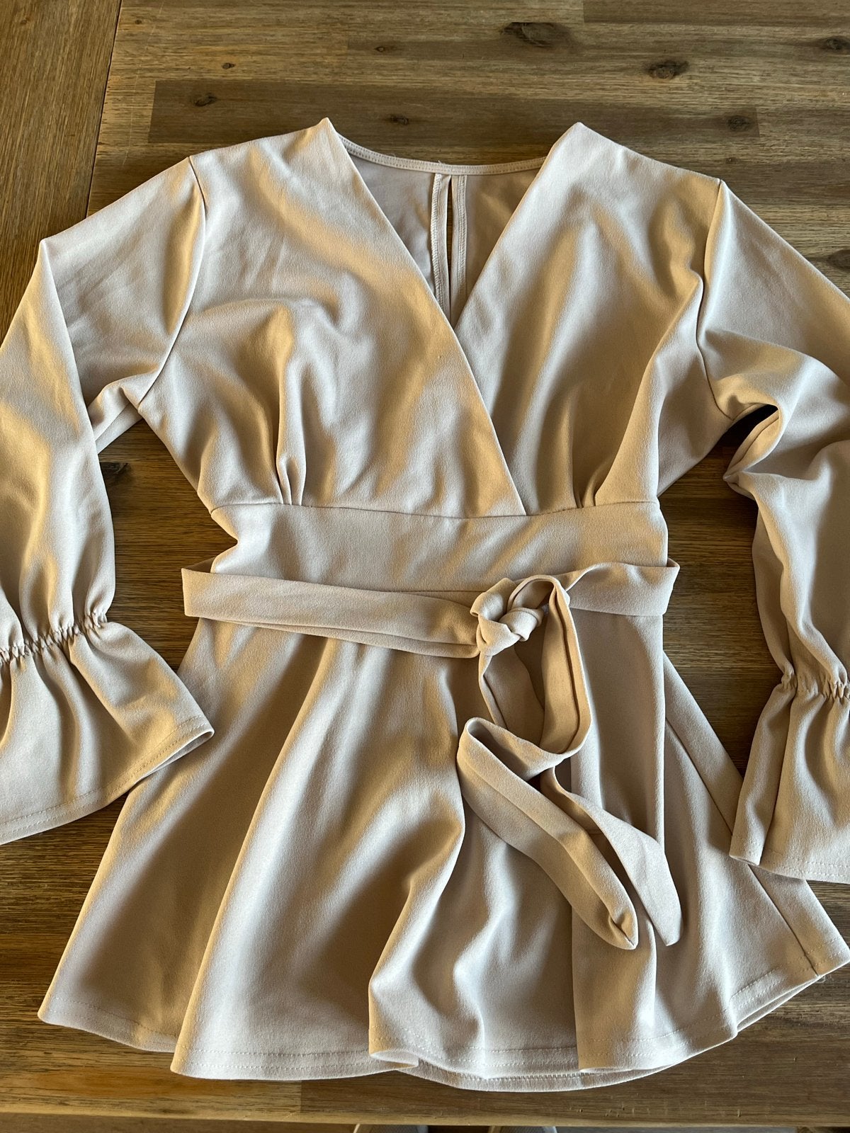 Beige/Crème Zomer Top met Overslag en Elastische Taille, Beige, Ophalen of Verzenden, Zo goed als nieuw, Lange mouw