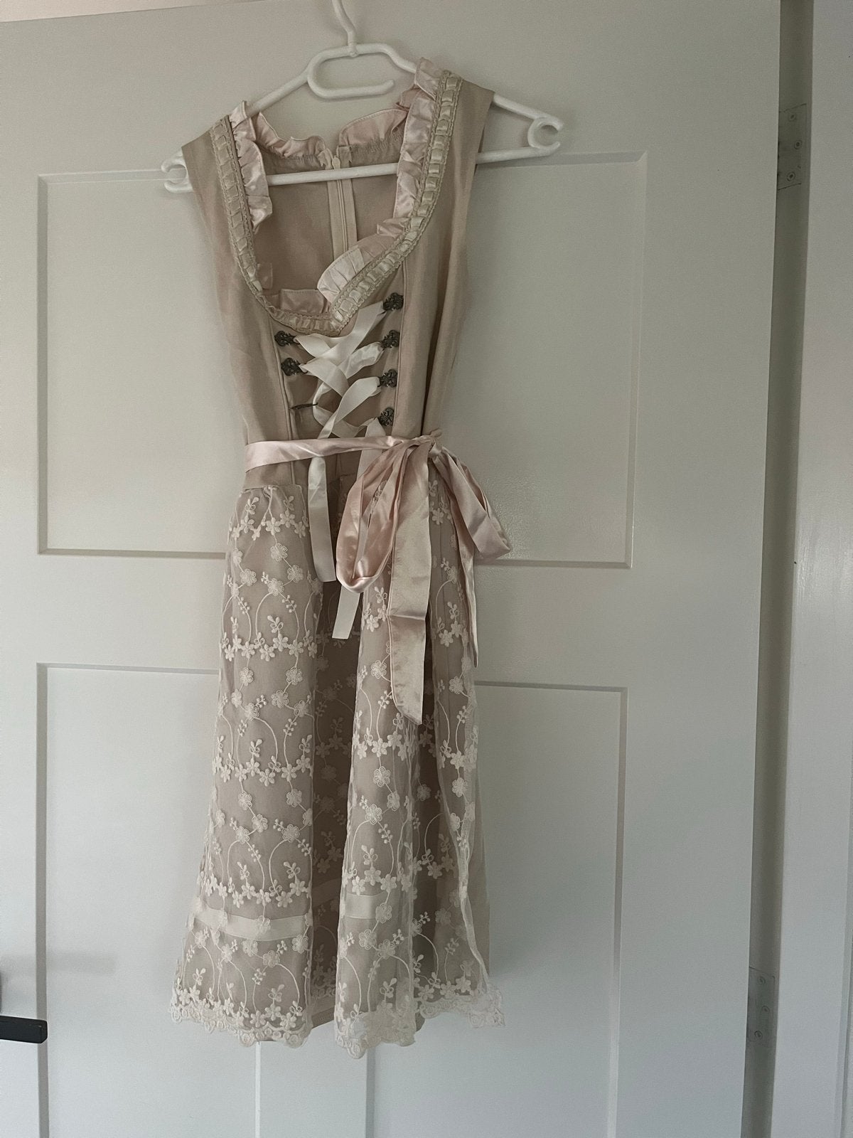 Prachtige Dirndl Jurk met Kant - Maat S en M, Kleding | Dames, Jurken, Maat 38/40 (M), Beige, Nieuw, Ophalen of Verzenden