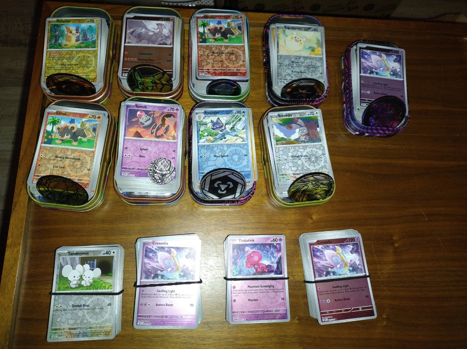 90 Pokemon kaarten met tin en munt, Hobby en Vrije tijd, Verzamelkaartspellen | Pokémon, Ophalen of Verzenden, Meerdere kaarten