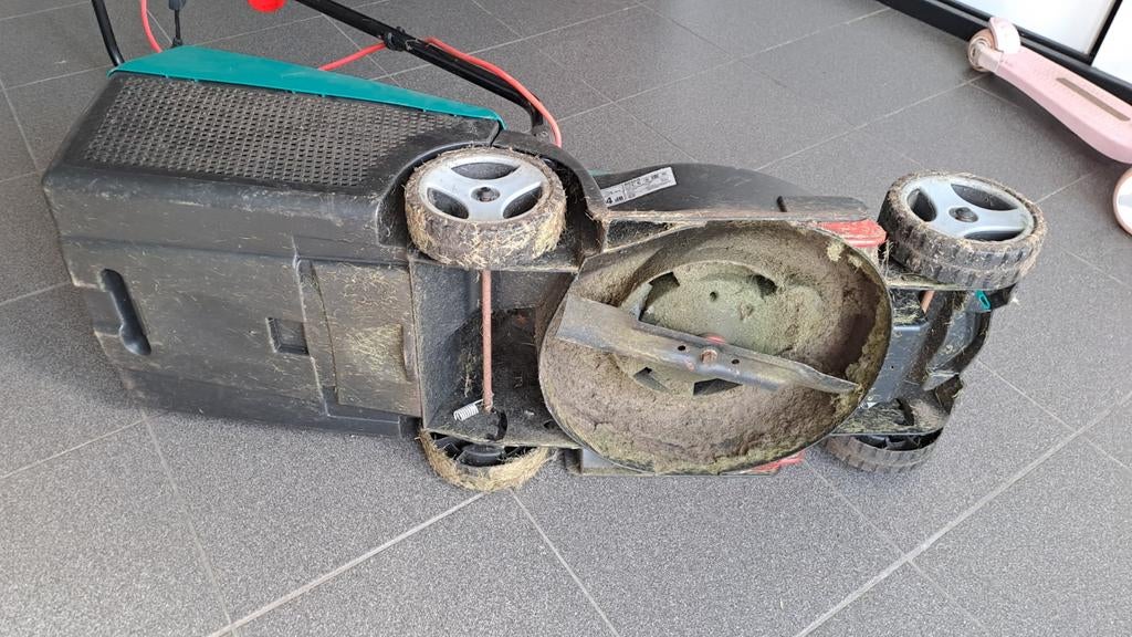 Bosch ARM 3200 Elektrische Grasmaaier - Compact en Krachtig, Ophalen, Cirkelmaaier, Gebruikt, Elektrische grasmaaier