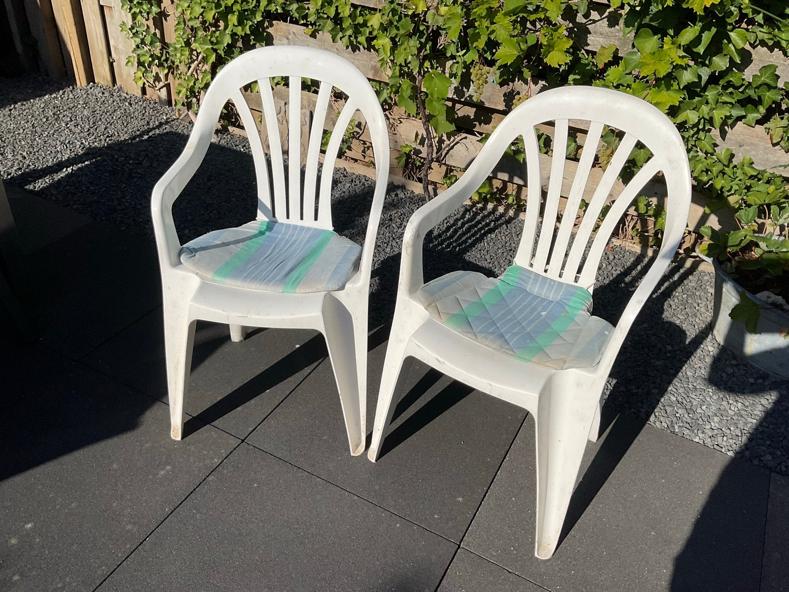 2x Witte plastic stapelstoelen voor buiten met kussentjes, Ophalen, Gebruikt, Plastic, Stapelbaar