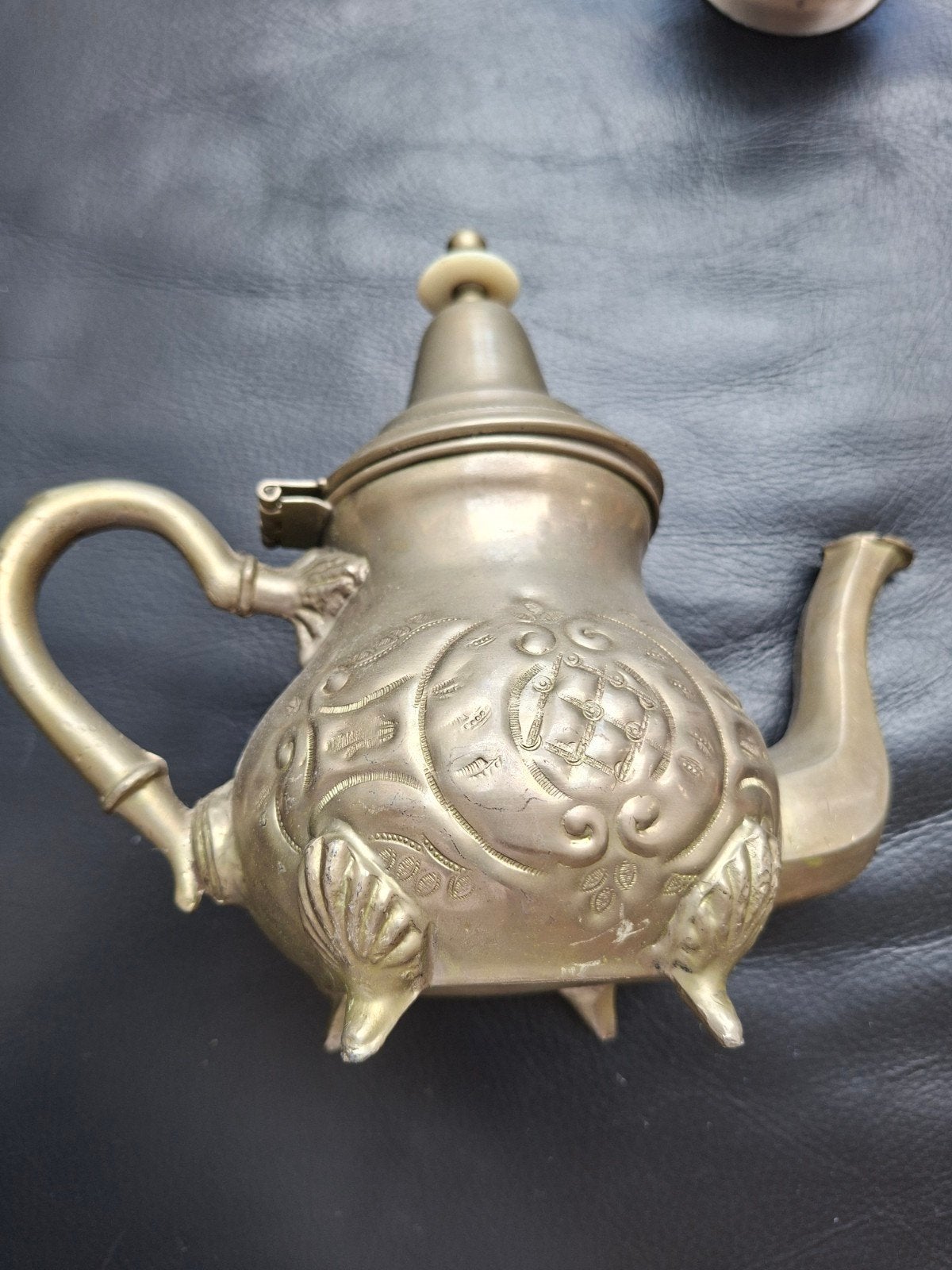 Antieke waarschijnlijk javaanse theepot, messing/koper, hand, Ophalen of Verzenden