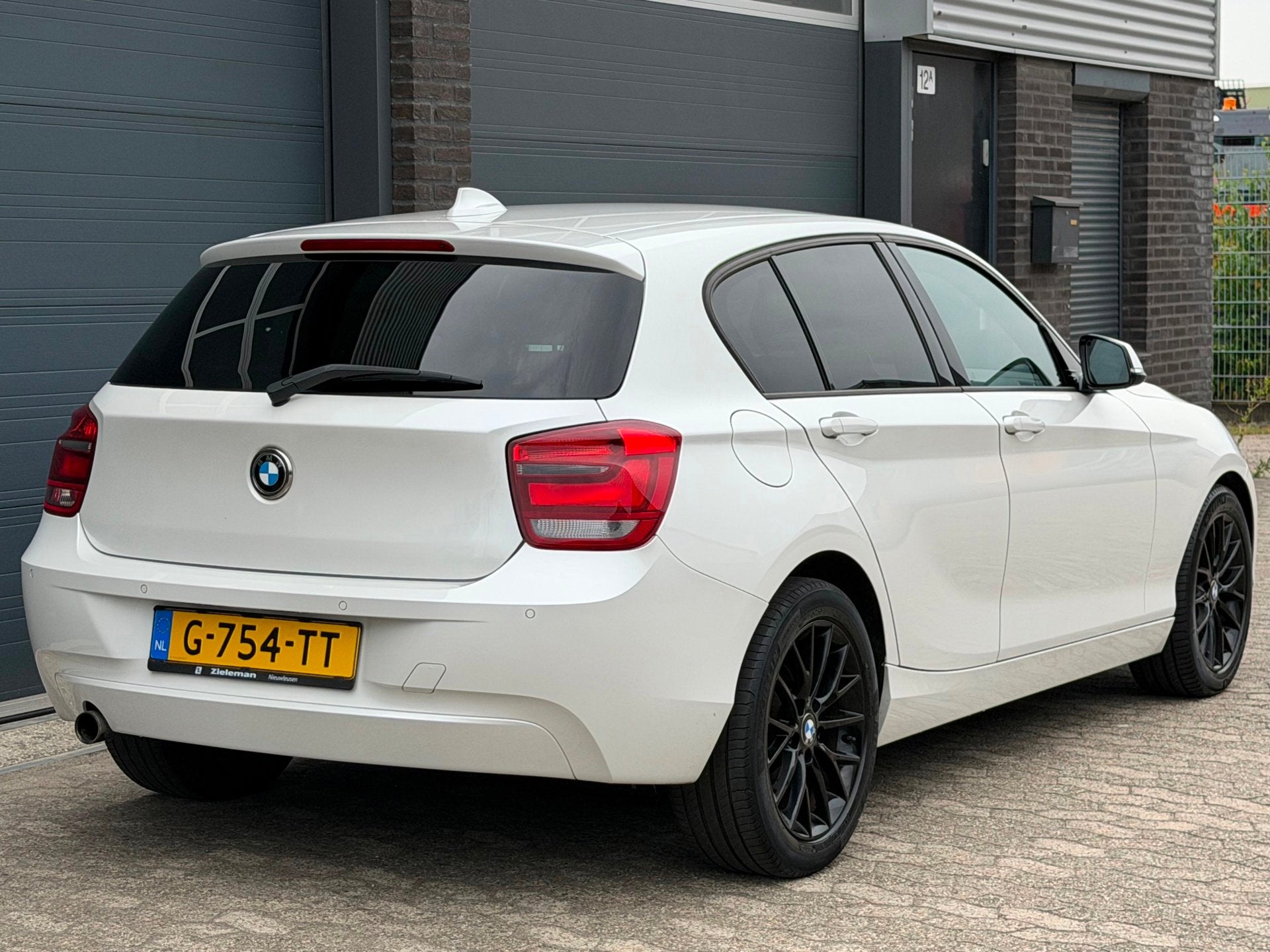 BMW 1-serie 116i Limited Series CARPLAY KEYLESS CLIMA CRUISE, Auto's, BMW, 1-Serie, Gebruikt, 4 cilinders, Wit