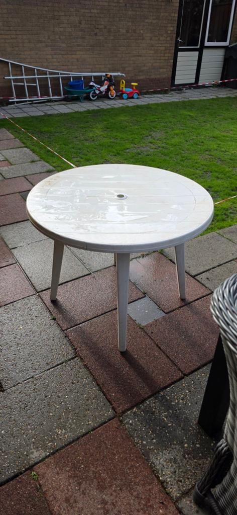 Witte kunststof tuintafel en stoelen, Ophalen